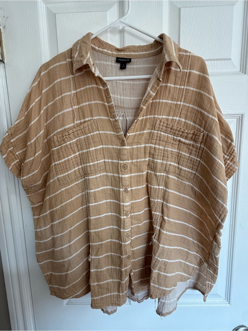 torrid size 1 Tan & White Striped Short-Sleeve Button-Down Shirt